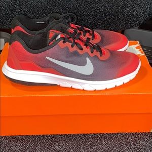 New Nike Flex Experience RN 4 boy’s shoes Sz 4Y